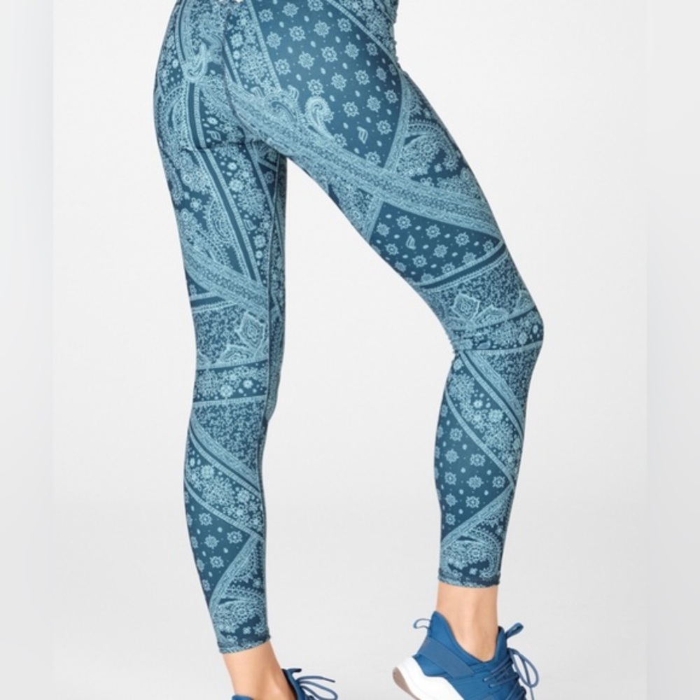 Fabletics Boost PowerHold® High-Waisted 7/8 BLUE NOVA BANDANA/TAPIOCA Leggings